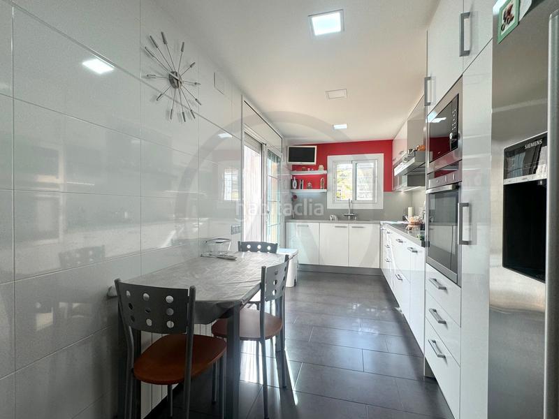 Foto a5235153-4ede-4eae-aa06-fbec61652976. Casa adossada amb xemeneia calefacció aparcament a Terrassa