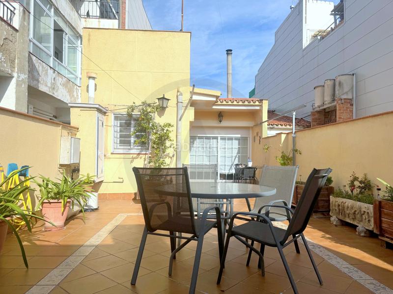 Foto e7b58dae-7a1c-469d-902e-2a3b1bdf5d24. Casa adossada amb xemeneia calefacció aparcament a Terrassa