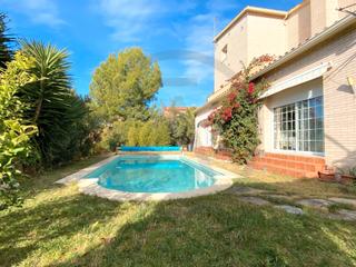 Maison à Castellnou-Can Mir-Can Solà. Casa independiente con piscina