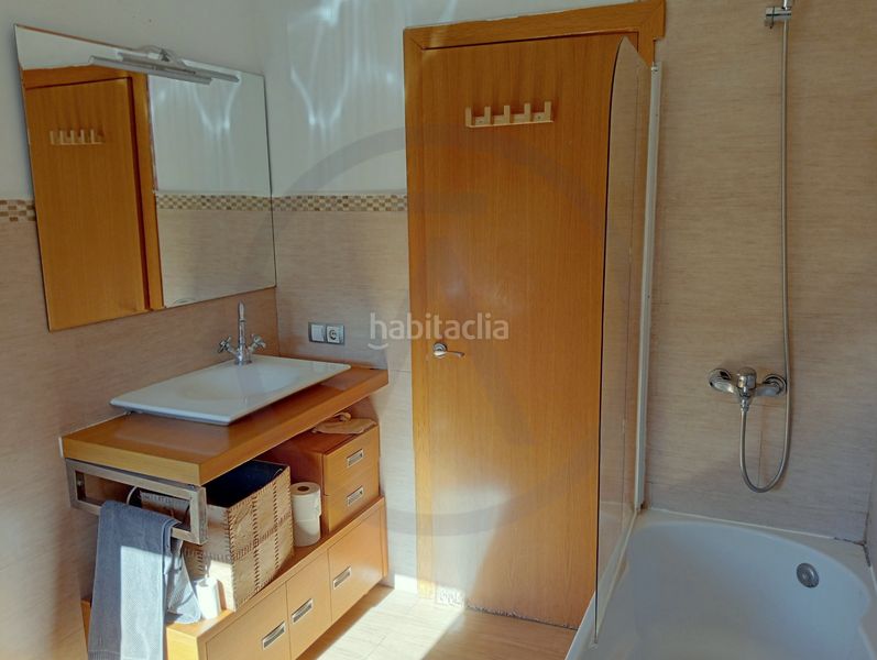 Foto 1deeba9d-951f-4415-b22d-04e17c64d9bc. Pis amb xemeneia calefacció a Matadepera