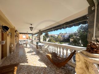 Casa  Carrer de l'hospitalet. Majestuosa casa con solar plano y piscina