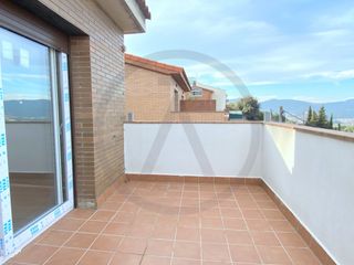Casa bifamiliare  Carrer de la mallerenga. Casa bipareada a can palet de vista alegre