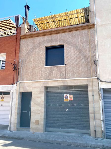 Casa  con amplio garaje, amplia buhardilla y terraza en Terrassa