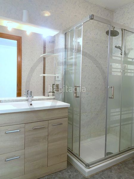 Casa  con amplio garaje, amplia buhardilla y terraza en Terrassa