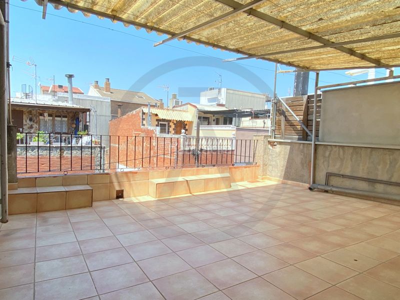 Casa  con amplio garaje, amplia buhardilla y terraza en Terrassa