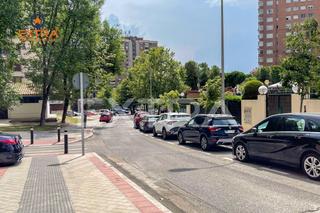 Aparcament cotxe  Calle de hontoria del pinar. Plaza de garaje para coche grande