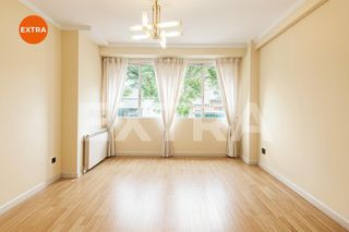 Flat  Calle infanta mercedes. Piso exterior de 3 dormitorios en calle hermano gárate con ascen
