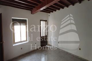 Maison jumelée à Hinojal. En venta amplia casa en hinojal, cáceres.