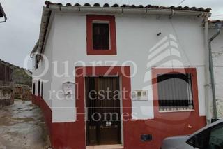 Casa a Arroyomolinos. En venta luminosa casa en arroyomolinos, cáceres.