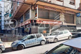 Local commercial à Calle gómez becerra 16. En venta magnífico local comercial en cáceres centro.