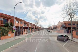 Chalet à Los Robles. En venta fantástico chalet adosado en seseña, toledo.