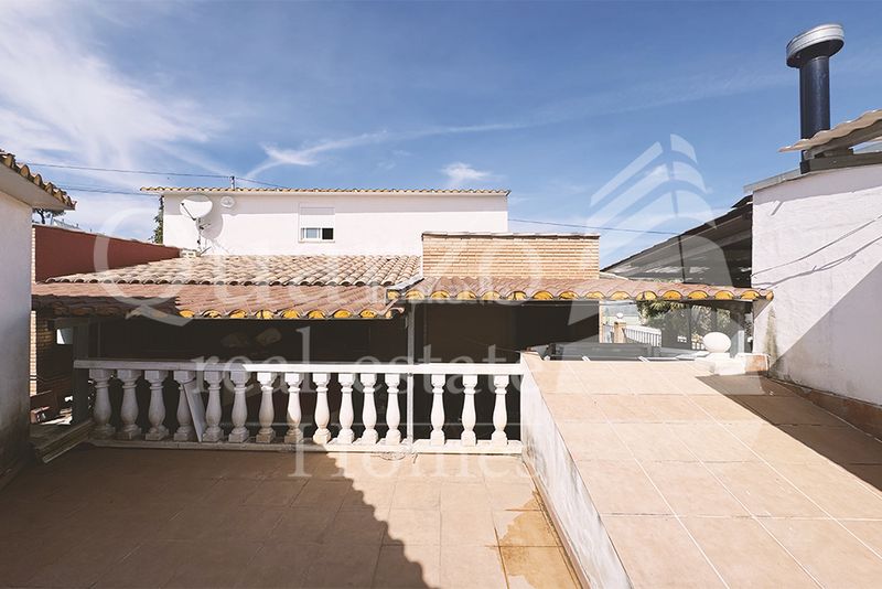 Foto 3dd756ca-34f0-4515-8cba-71c7be221051. Xalet amb xemeneia aparcament piscina a Alberic