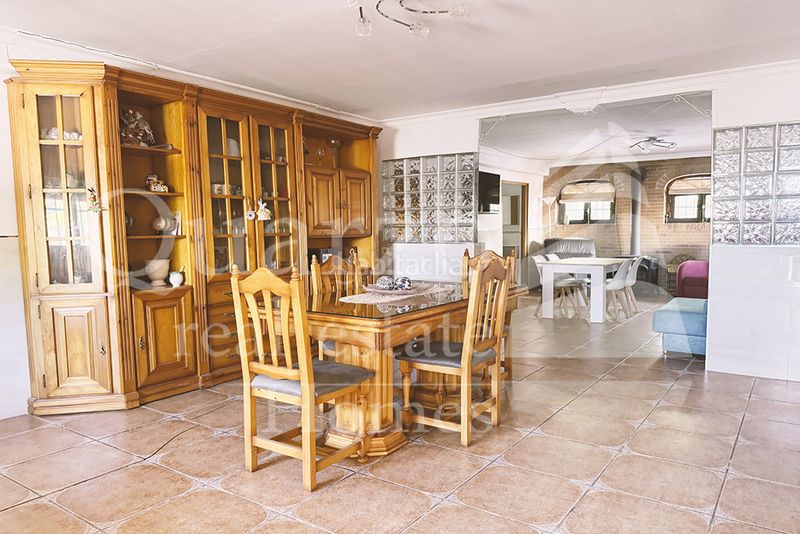 Foto a7c1e5c3-3508-4ee1-99a8-8c0566cad90b. Xalet amb xemeneia aparcament piscina a Alberic