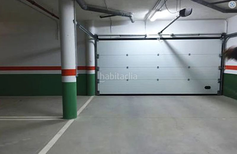 Foto e76612e8-a282-490e-baf2-20c5f2244372. Aparcament cotxe a Navalcán