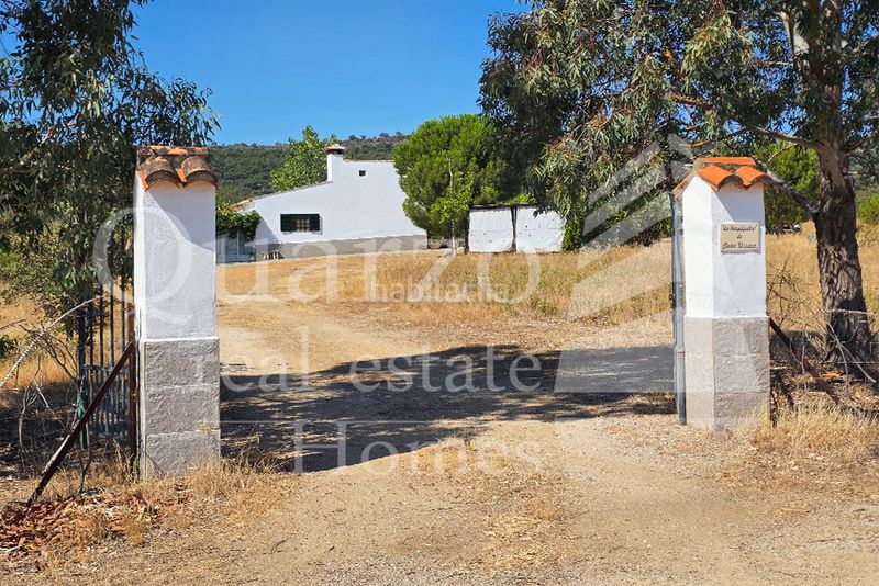 Foto 554dbddd-7a38-4daf-8eaf-6104ced55c04. Masia amb xemeneia calefacció aparcament piscina a Cáceres