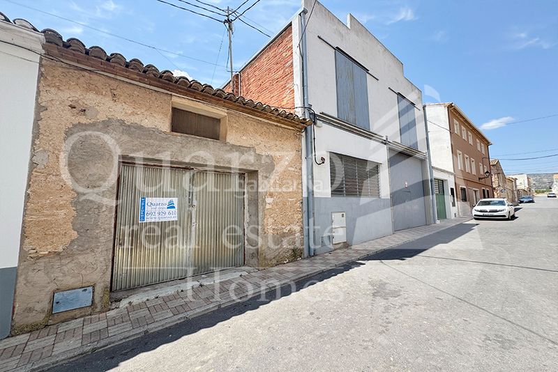 Foto 343f3f77-adff-4d83-92b9-f127a601765e. Casa adosada en venta singular bodega/almacén urbano con gran potencial , alicante. en Beneixama
