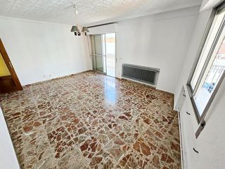 Pis a San Nicasio. Piso de 4 dormitorios y 2 baños, todo exterior, junto a la renfe