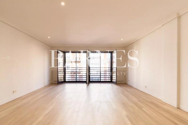 Foto 850b3e1c-91a7-4d01-ae96-3f309af23ef4. Rent flat with heating parking pool in Almagro Madrid