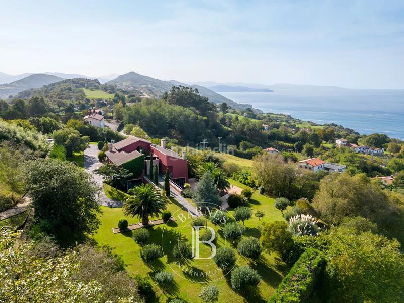 Foto c8ecdeb2-fc80-422f-bf87-ca3af5e4506d. Casa amb calefacció aparcament piscina a Igeldo Donostia - San Sebastián