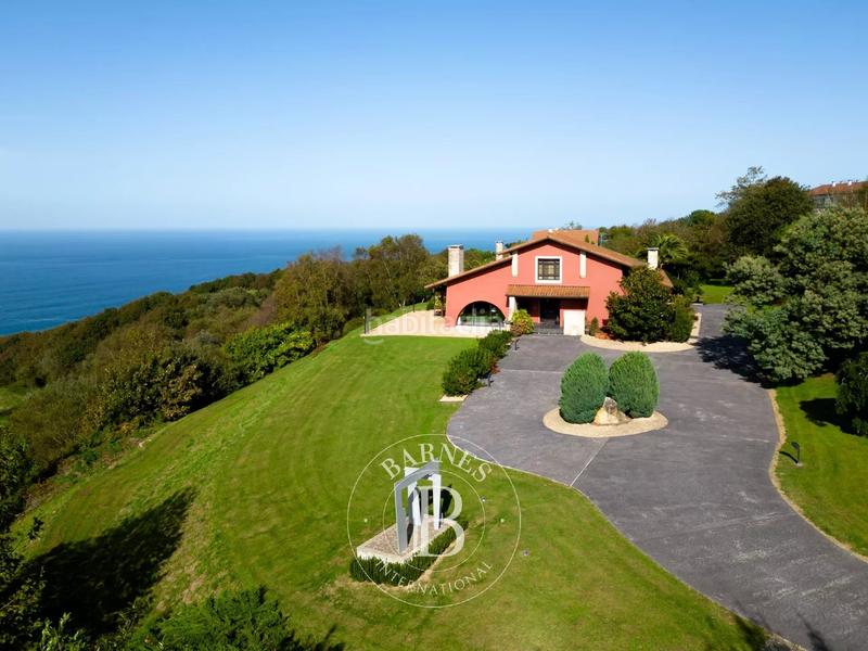 Foto dabb90c3-e642-4e9e-bc2f-d3e62cd46ef1. Casa amb calefacció aparcament piscina a Igeldo Donostia - San Sebastián