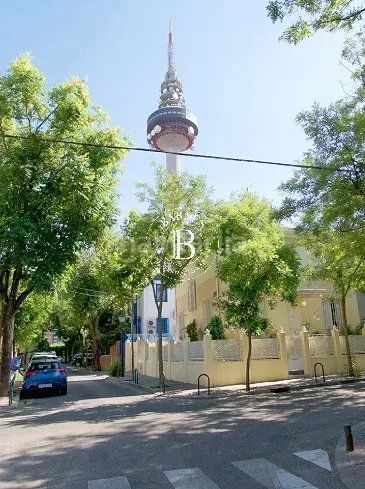 Foto 172b42aa-ae45-43b1-a68d-d748a7e3635a. Casa amb calefacció aparcament a Fuente del Berro Madrid