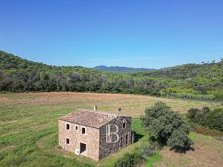 Masia a Cruïlles, Monells i Sant Sadurní de l´Heura