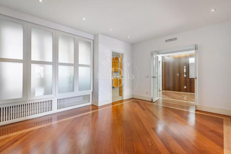 Foto 246a0ad8-dc3f-475b-a6fe-405fea3d61cc. Rent flat with heating parking in Jerónimos Madrid