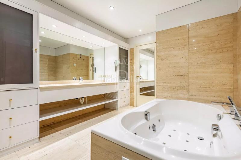 Foto fc9313e2-e1c4-446a-8138-fce360767299. Rent flat with heating parking in Jerónimos Madrid