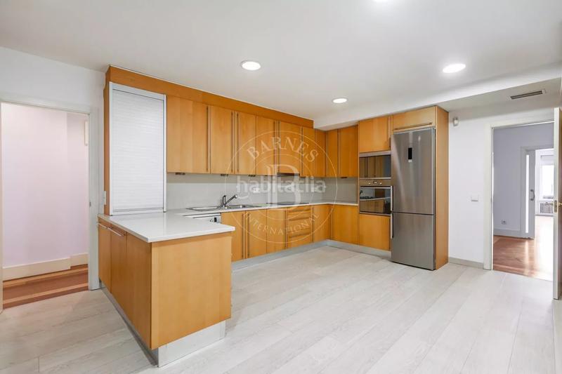 Foto 188277b8-568d-4a16-8d44-786f93fc9d70. Alquiler piso en Jerónimos Madrid