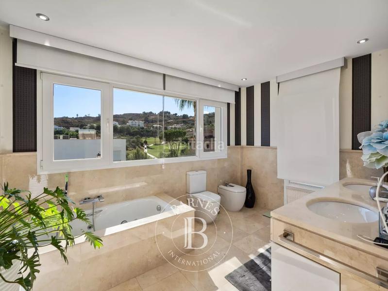 Foto 0bb3c6c2-2ed3-4be5-aa71-b95c47631375. House with heating pool in Playa Bajadilla - Puertos Marbella