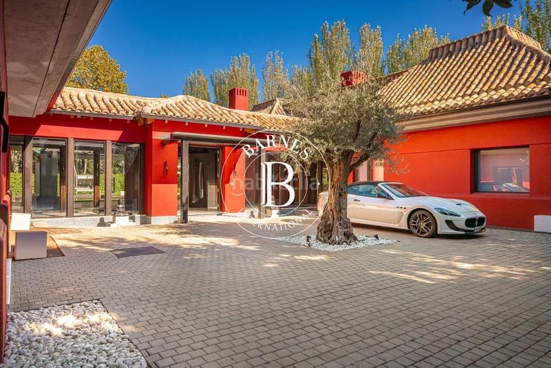 Foto b9368e1a-3aa0-4d8b-b7c1-83e3838f27f8. Casa amb calefacció aparcament piscina a urbanización La Moraleja La Moraleja