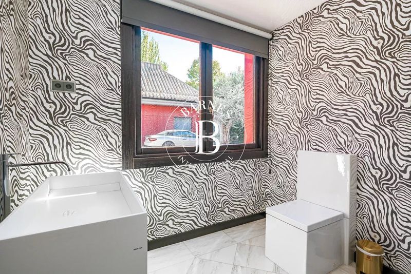 Foto e12bea32-e545-4ac8-9284-480f7321d131. Casa amb calefacció aparcament piscina a urbanización La Moraleja La Moraleja