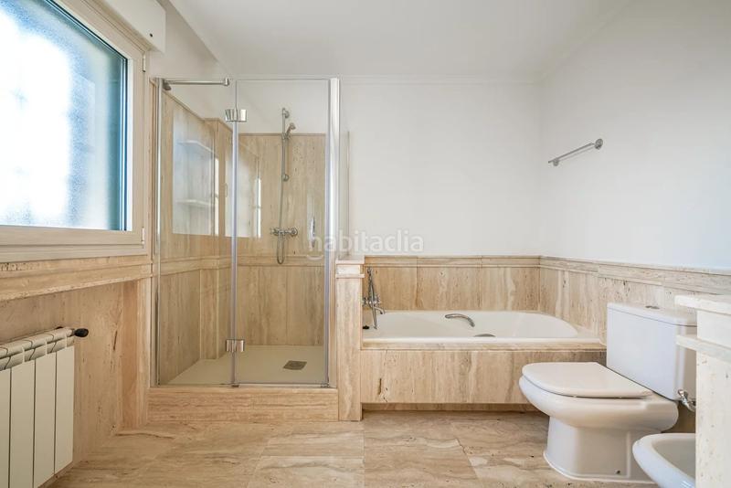 Foto 6d9d5f9e-14eb-45f6-b981-cbe1b6012ce3. Rent flat with heating parking pool in Aravaca Madrid