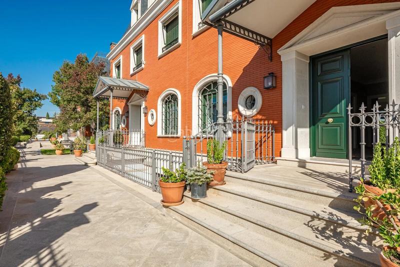 Foto f47421be-620c-47d5-94e5-43c25bf46ae1. Rent flat with heating parking pool in Aravaca Madrid