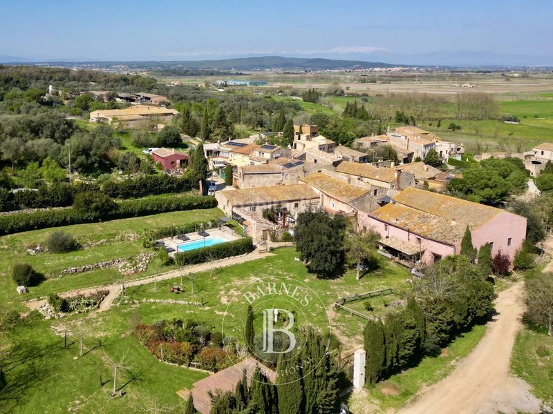 Foto 157328d4-d58a-484d-816e-ea869f448f8a. Masia amb calefacció a Bellcaire d´Empordà