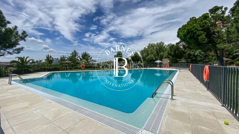 Foto 0b19f2de-66db-422b-b406-aaead248fa5c. Àtic amb calefacció aparcament piscina a Sanchinarro Madrid