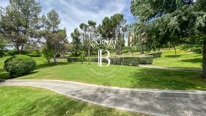 Foto 31aa3983-0694-42a6-90f3-0a1edd32cf4c. Àtic amb calefacció aparcament piscina a Sanchinarro Madrid