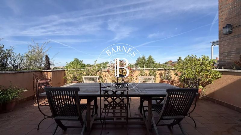 Foto 353d823c-5dbe-4ccf-99dd-9a8a3dd8dedd. Àtic amb calefacció aparcament piscina a Sanchinarro Madrid