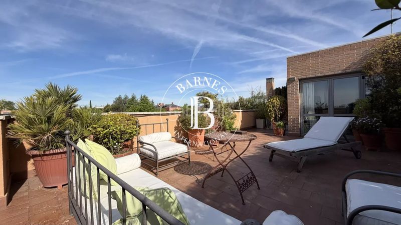 Foto 4fc89f19-4b8e-45a4-832f-5f2849bf1cbc. Àtic amb calefacció aparcament piscina a Sanchinarro Madrid