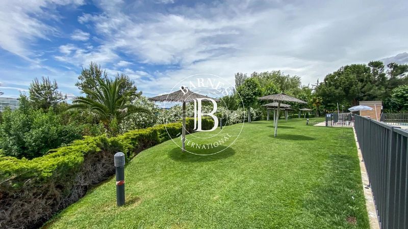 Foto 798ecb1c-c80c-4e18-82cb-cd7845943614. Àtic amb calefacció aparcament piscina a Sanchinarro Madrid