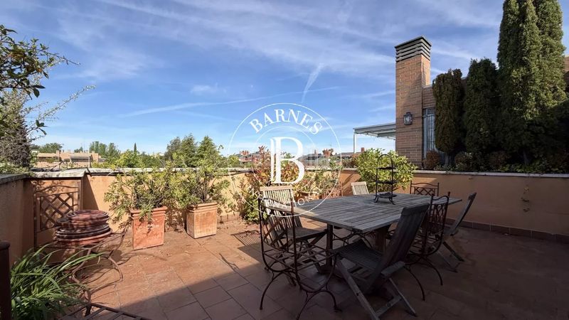 Foto 98f20eed-139a-48cc-9a34-1b15ea6a3ae6. Àtic amb calefacció aparcament piscina a Sanchinarro Madrid