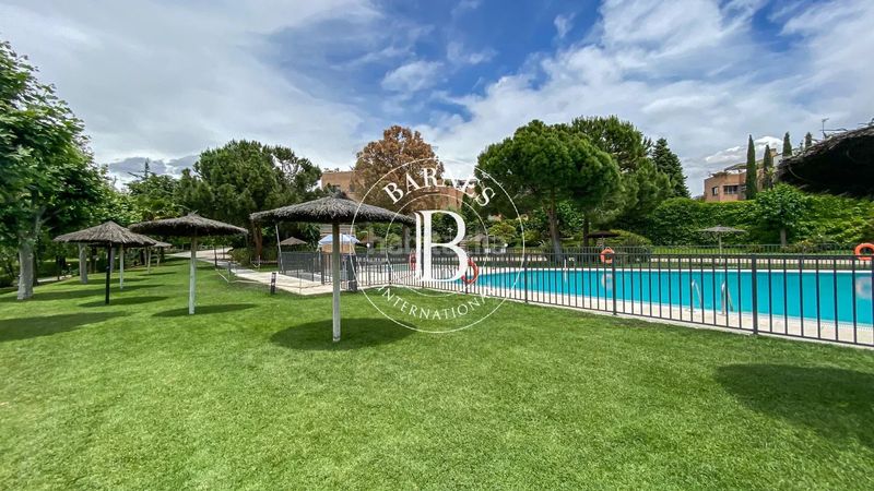 Foto c8017117-1b63-4ecd-9b81-5ac04d375448. Àtic amb calefacció aparcament piscina a Sanchinarro Madrid