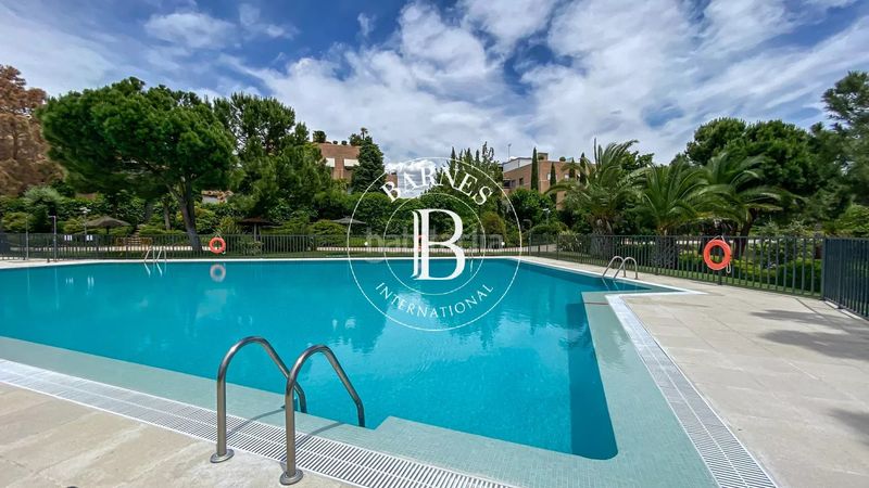 Foto f93b7bb8-45af-4197-8f76-56961ba14fdc. Àtic amb calefacció aparcament piscina a Sanchinarro Madrid