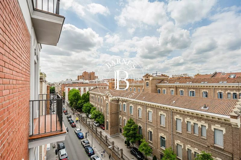 Foto f49cfb3d-ec0b-44b3-ad9b-89536f10c6df. Piso en Almagro Madrid
