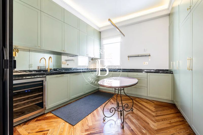 Foto 47ac0a7a-f47b-4998-a0f5-c7be93aed25a. Alquiler piso en Cortes-Huertas Madrid
