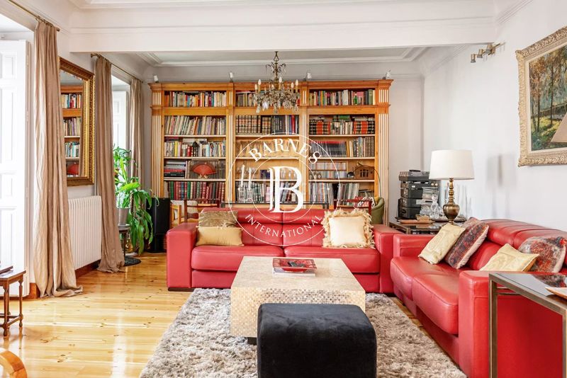 Foto db2de67b-f6cd-4a50-b27c-9fbd124687d2. Piso en Almagro Madrid