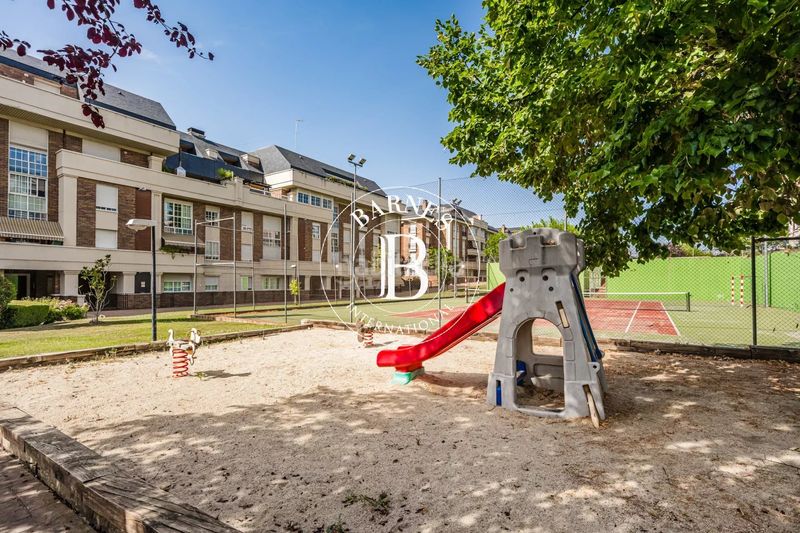 Foto dfdb7878-9286-4ba1-9b3d-22028a9547a8. Dúplex amb calefacció aparcament piscina a Casco Antiguo Majadahonda