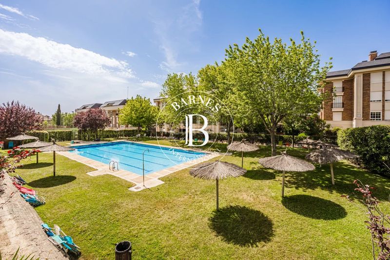 Foto e72cf61d-c499-43e2-838b-68b2078da49b. Dúplex amb calefacció aparcament piscina a Casco Antiguo Majadahonda