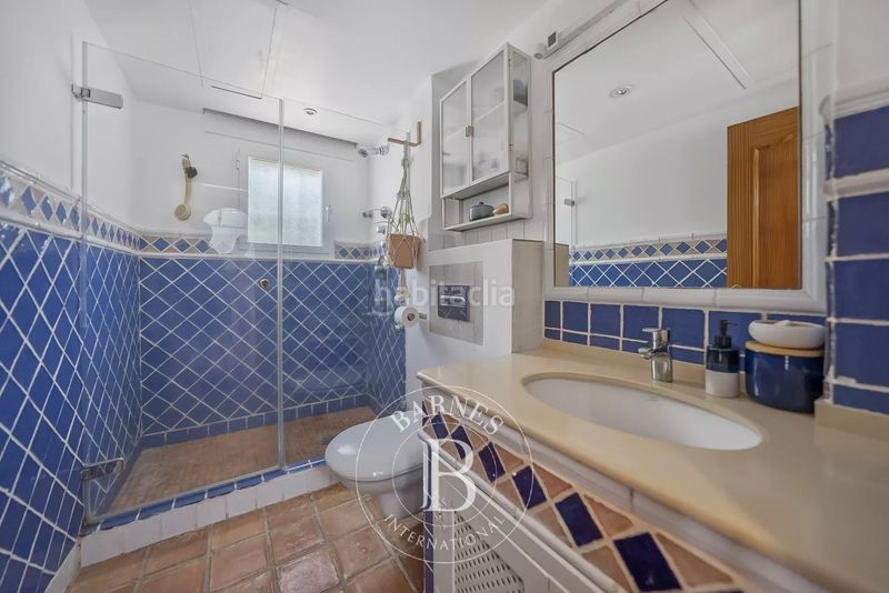 Foto ec83577f-6b33-4ea9-aec8-fad98d35f5fc. Casa amb calefacció aparcament piscina a Las Lomas Estepona
