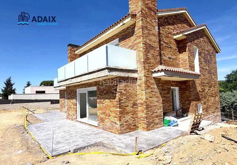 Foto 81c1a4b9-1804-44d9-92f2-97f4e93b0e99. Casa aparellada amb aparcament piscina a Quijorna
